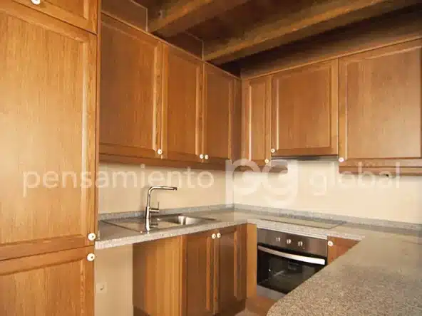 Cocina totalmente equipada con armarios de madera.