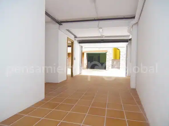 Garaje con las puertas abiertas para que puedas ver la calle.