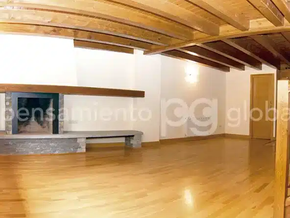 El salón del primer piso donde también está la cocina.