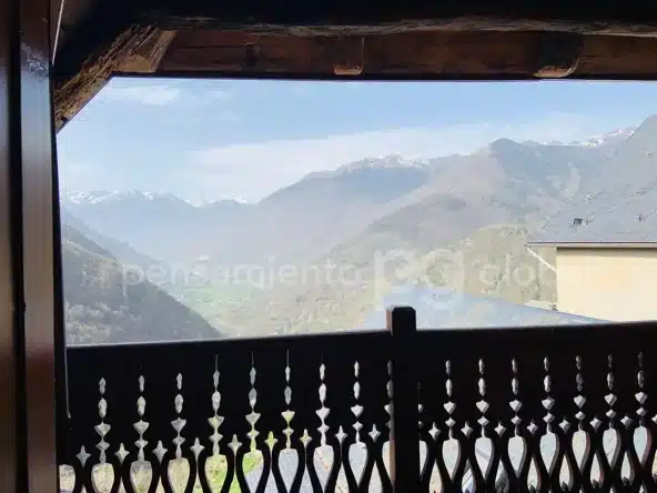 Vista de las montañas desde el balcón de arriba.