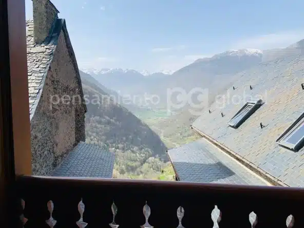 Vista de las montañas nevadas desde una de las habitaciones.