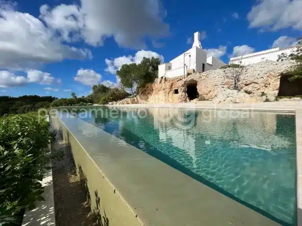vista de la edificación desde la piscina