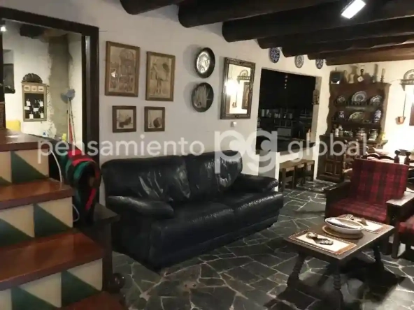 Salón de estar con sofa y mesa pequeña