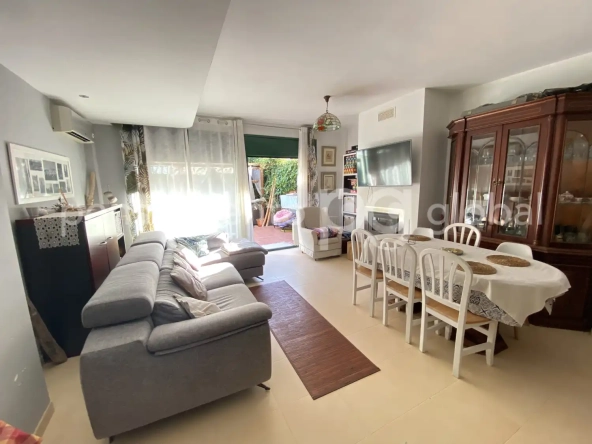 Sala de estar con ventanales de piso a techo y piano, vista con ventana abierta para ver el jardín.