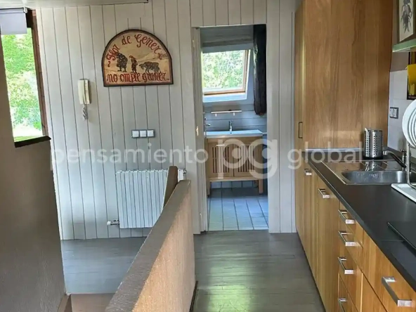 Cocina encima de las escaleras y detrás de la chimenea.