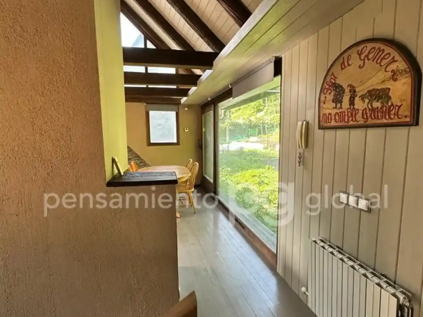 En la parte superior de las escaleras, una gran ventana