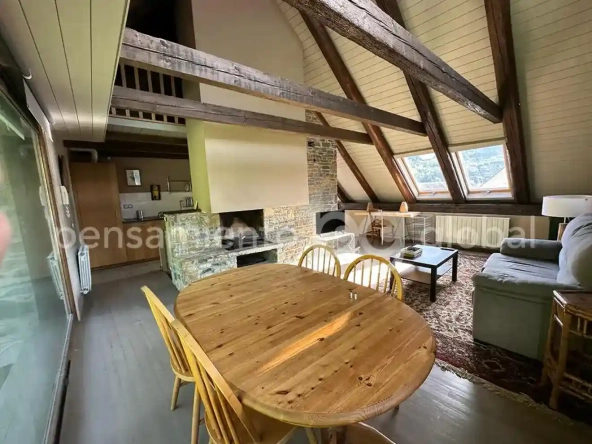 comedor redonda, la cocina está detrás de la chimenea