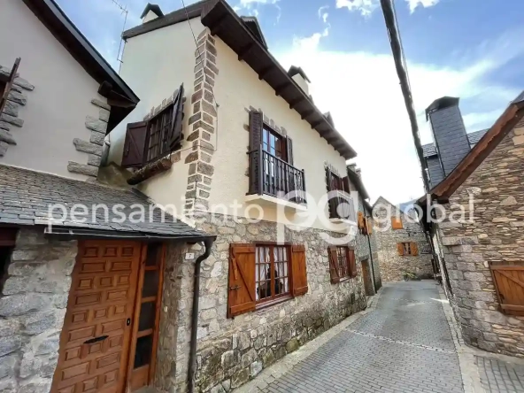 fachada desde la calle desde otro ángulo mostrando más de la casa