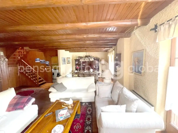 sofás y habitación desde un ángulo ligeramente diferente