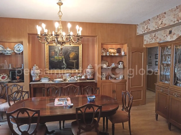 Comedor y candelabro, con mesa para seis a ocho personas.