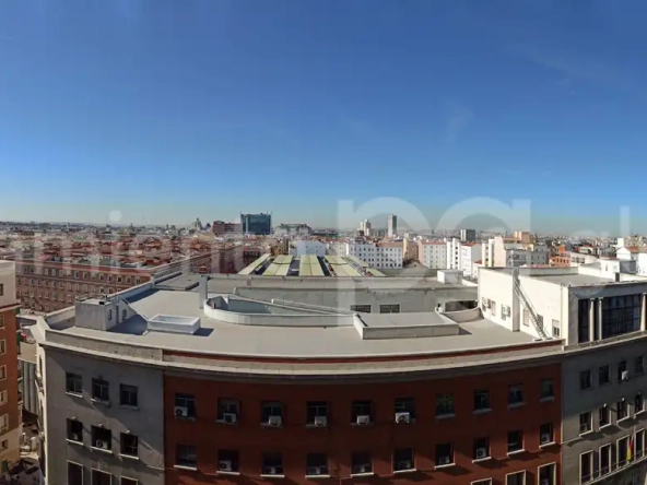 Vista panorámica de la ciudad, mostrando dos caminos.