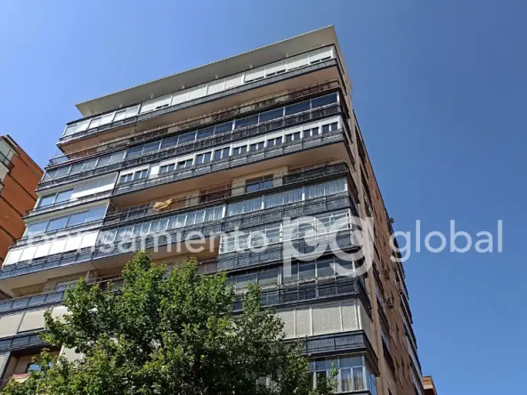 El exterior del edificio desde la calle.