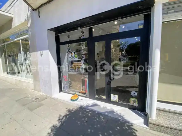 La fachada y el escaparate.