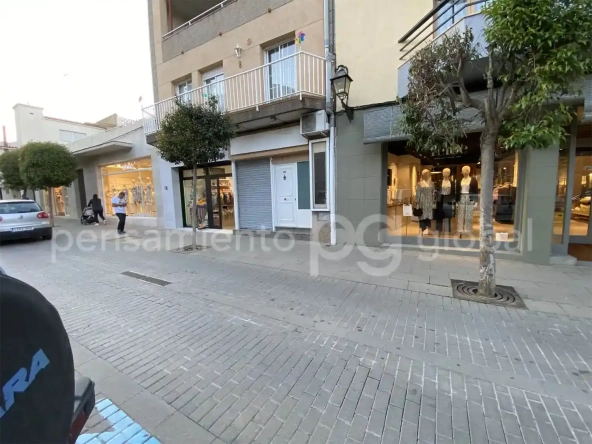 La calle y el escaparate.