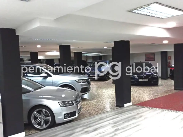El final de la rampa y la entrada de la sala de exposición