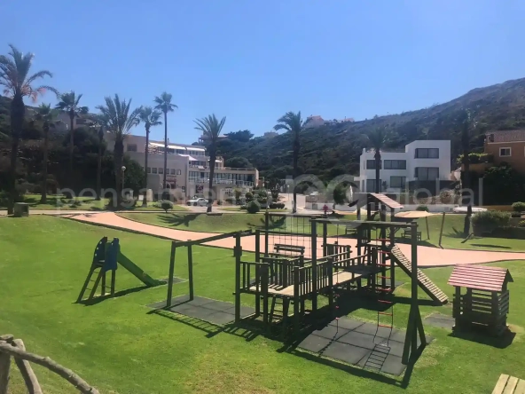 Parque con equipo de ejercicio.