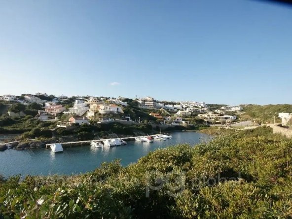 vista al puerto desde la tierra