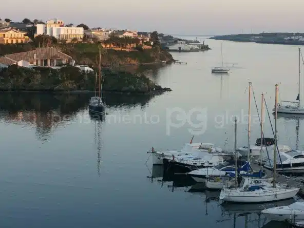Mirando hacia el puerto al atardecer con algunos barcos en primer plano
