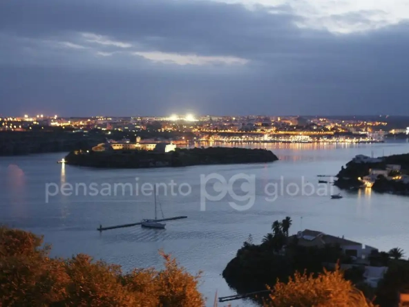vista al puerto por la noche
