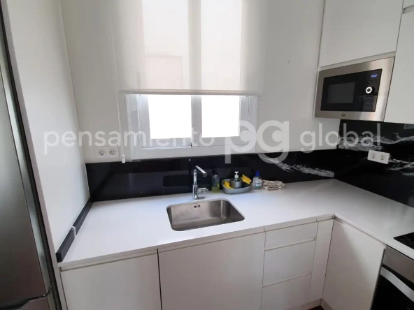 Cocina, vista más cercana del fregadero y la ventana.