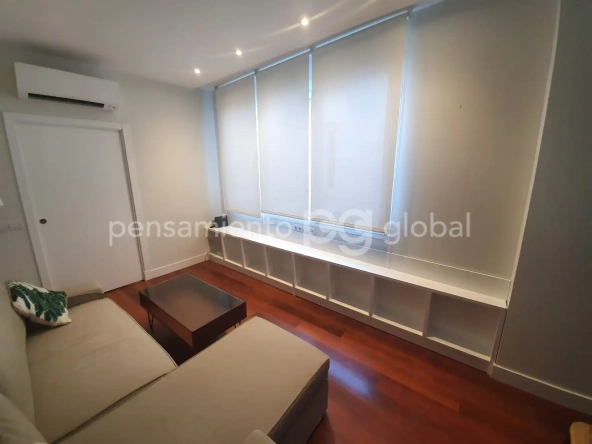 Otra vista del salón mostrando la ventana y la puerta.