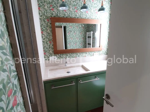 año verde, azulejos con motivos florales sobre fondo verde
