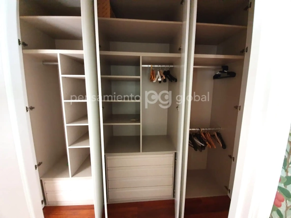 more Algunos de los armarios empotrados blancos en el dormitorio