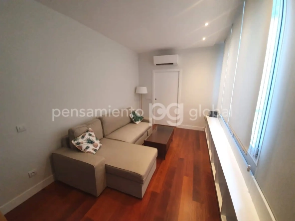 sala de estar, sofá y mesa pequeña, paredes y techo blancos