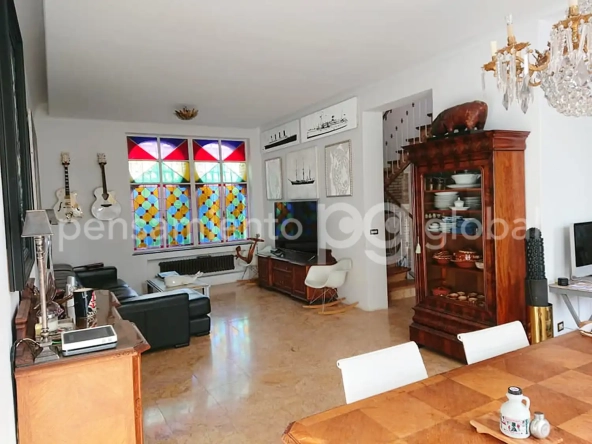 vista salon desde el comedorvidriera, armario y otros muebles