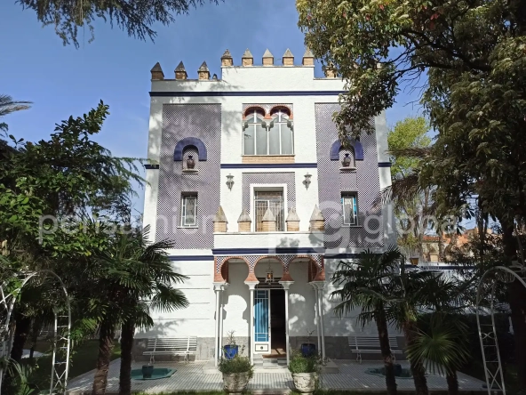fachada principal mostrando el conjunto con azulejos y arcos de estilo árabe.