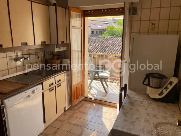 Cocina con acceso al balcón.