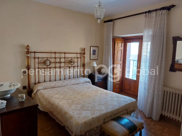 Dormitorio con cama doble