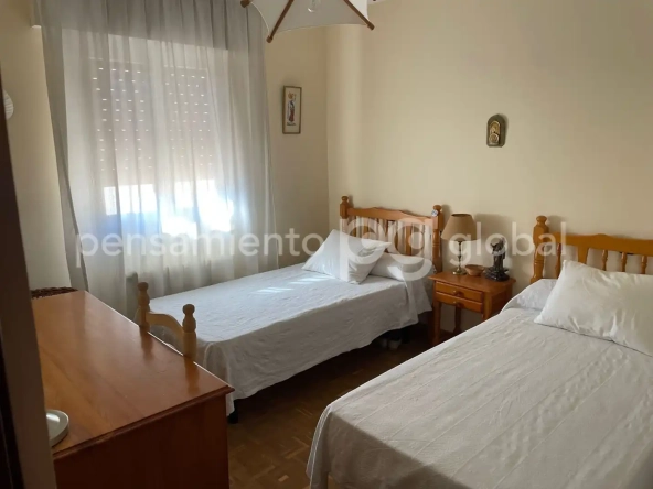Dormitorio con dos camas individuales.
