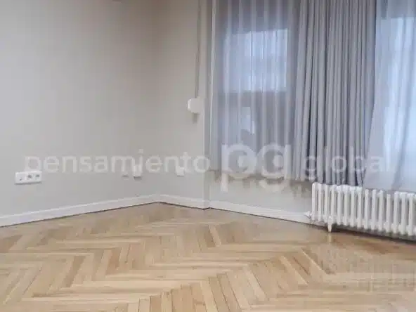 Esquina con aire acondicionado por radiadores y ventanas.