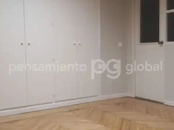 Esquina con armarios y puerta.