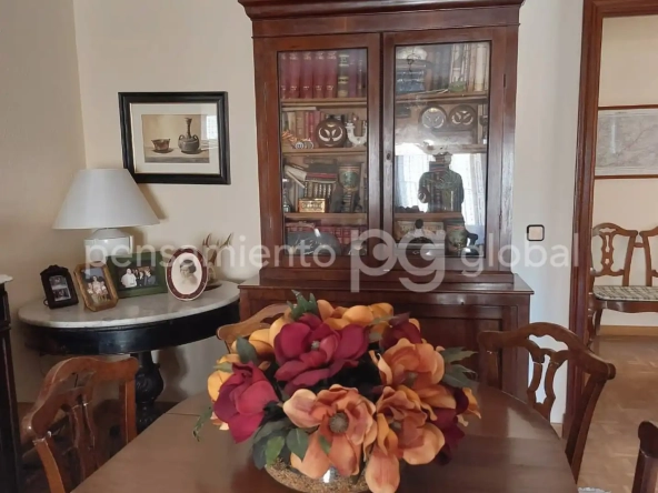Mesa de comedor en el salón.