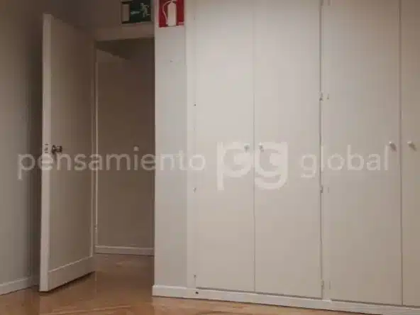 Otro rincón con puerta y espacio de almacenamiento.