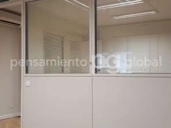 Paredes internas con ventanas de oficina privada.