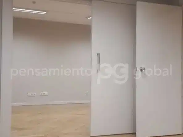 Puerta corredera entre diferentes espacios de oficina
