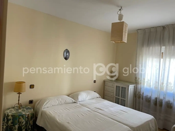 Un segundo dormitorio, dos camas individuales.