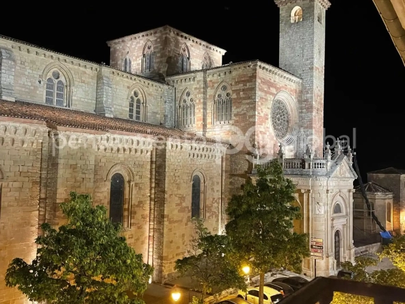 Vista de la iglesia de noche