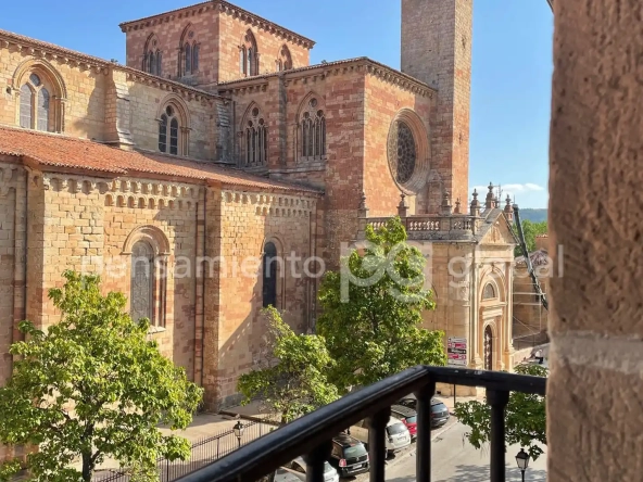 Vista de la iglesia desde el balcón. Piso en venta en Sigüenza
