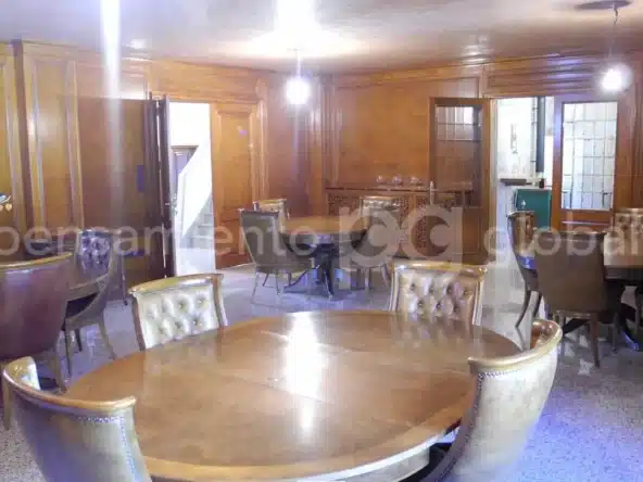   chalet en los Arroyos - Salon con varias mesas