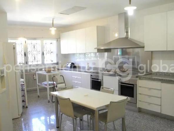   chalet en los Arroyos - Cocina vista con ventana