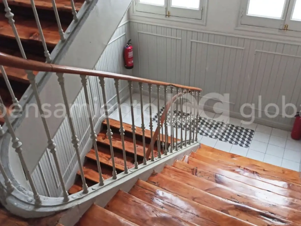 Piso calle Fomento - escalera del edificio