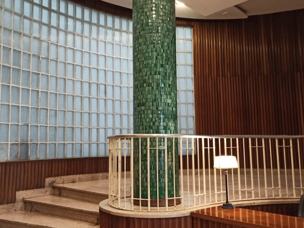 Piso en santa Engracia - Columna en el Portal Finca 