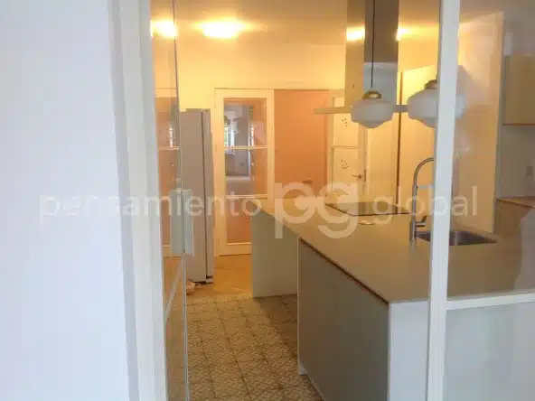 Piso en Boix y Morer - cocina vista desde pasillo