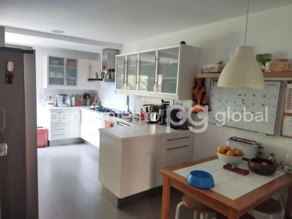 Chalet Aravaca - vista cocina desde su acceso